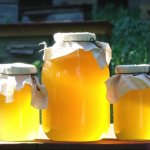 цветочный мед в трехлитровой и в литровых баночках