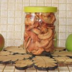 Сушеные яблоки содержат витамины, макро- и микроэлементы, полезные для человека
